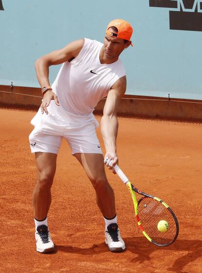 Nadal golpea la pelota durante el entrenamiento de este lunes en la Caja Mágica.