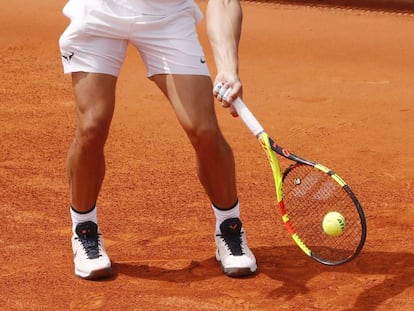 Nadal golpea la pelota durante el entrenamiento de este lunes en la Caja Mágica.