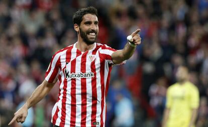 Raúl García celebra su gol.