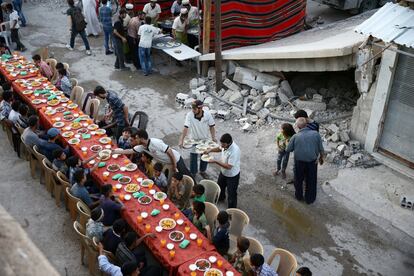 Un grupo de gente reunida para el iftar, la comida que rompe el ayuno diario durante el Ramadán, organizado por la Fundación Adaleh en Damasco (Siria), el 18 de junio de 2017.