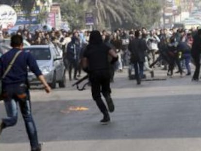 La policía se enfrenta a los Hermanos Musulmanes durante unos disturbios este viernes en El Cairo