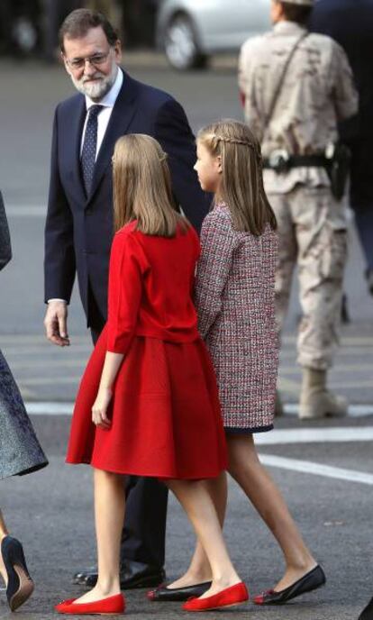 El presidente del Gobierno, Mariano Rajoy, con la princesa Leonor y la infanta Sofía.