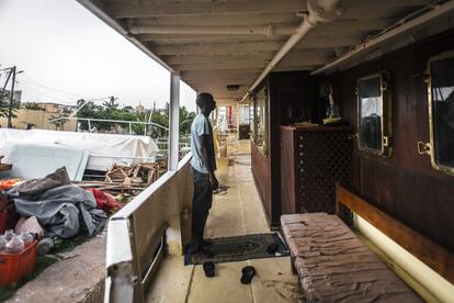 Pasan el día limpiando, remozando la cubierta o arreglando desperfectos. La jornada se interrumpe a las horas del rezo, incluido el último de la tarde. “Trabajamos todo el año, antes de salir y durante la temporada del crucero”, cuenta el mecánico Ibou, de 57 años, que lleva ligado a la compañía desde la reinauguración.  