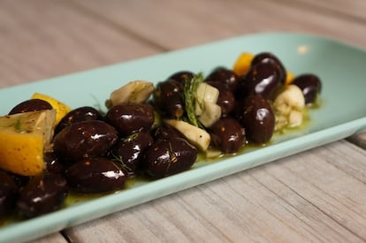 Aceitunas negras con limón e hinojo