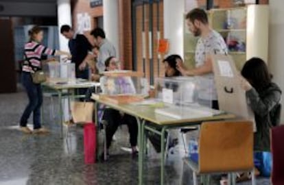 Varias mesas electorales se constituyen en un colegio de Valencia minutos antes de las nueve de la mañana en una jornada electoral en la que 3,6 millones de valencianos tienen derecho al voto en estas elcciones locales y autonómicas. efe