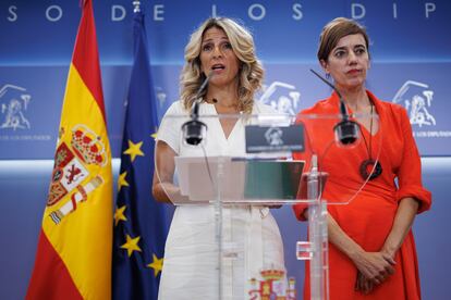 La vicepresidenta segunda en funciones y líder de Sumar, Yolanda Díaz, y la portavoz parlamentaria de Sumar, Marta Lois, en el Congreso de los Diputados, el 21 de agosto de 2023.