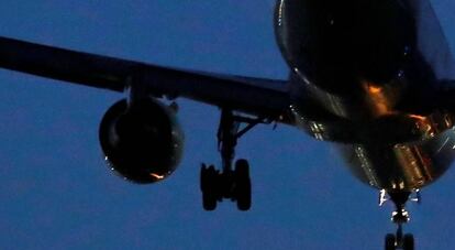 El avión de Air Canada con el tren de aterrizaje dañado en el momento de su aterrizaje en Madrid.