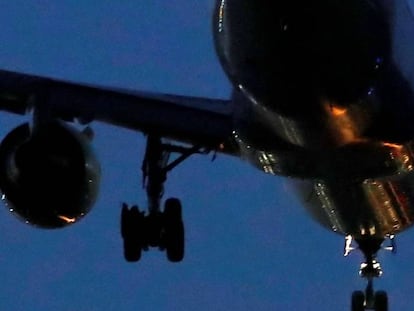 El  avión de Air Canada con el tren de aterrizaje dañado en el momento de su aterrizaje en Madrid.