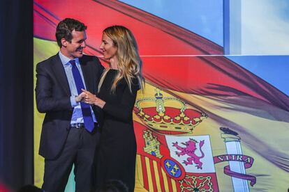 El presidente del PP presenta a Cayetana Álvarez de Toledo como cabeza de la lista en Barcelona, el 20 de marzo de 2019. La que fuera portavoz del PP en el Congreso ha acabado siendo uno de sus principales adversarios en el partido, sobre todo tras la publicación reciente de su libro Políticamente indeseable, en el que Álvarez de Toledo retrata a su examigo, del que ha exigido estos días su dimisión, como “camaleón sentimental”, “bienqueda” y “veleta”. Y se lamenta de que le pueda tanto “el miedo” como la obsesión “por agradar” a todo el mundo todo el tiempo.