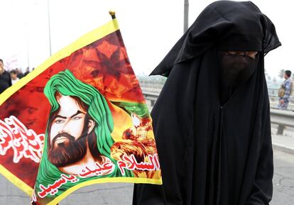 Devotos chiíes marchan durante la peregrinación anual a la ciudad sagrada de Kerbala en una calle en Bagdad, Irak.   