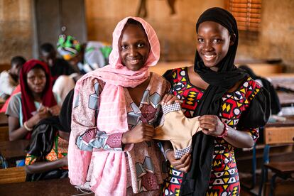 La estudiante de 17 años Fatoumata Diallo, de 17 años (izquierda) y Mampi Dabou, de 16, muestran una compresa hecha a mano. Ambas han participado en el programa que organiza Unicef, en colaboración junto a la organización Right to play, para que estudiantes de segundo ciclo de Hérémakono (Malí) aprendan a confeccionar compresas sanitarias.
El nuevo informe 'Progresos en agua potable, saneamiento e higiene en las escuelas 2000-2023', lanzado por Unicef y la Organización Mundial de la Salud (OMS) con motivo del Día de la Higiene Menstrual, analiza por primera vez los nuevos datos nacionales sobre salud e higiene menstrual en escuelas de todo el mundo.