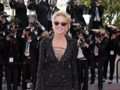 Sharon Stone luce rodillas en el Festival Cannes de 2014.
