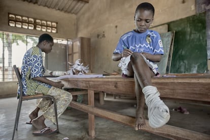 La antigua leprosería de Davougonm, Benín, cuenta con un aula-escuela para los niños ingresados en la que también se realizan actividades educativas no formales. 