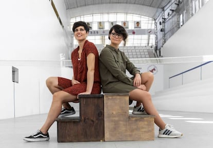 Las diseñadoras gráficas María Pradera y Lorena Sayavera (a la derecha), del estudio Yinsen de Valencia.