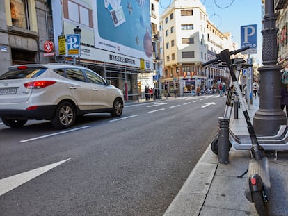 Varios patinetes eléctricos estacionados en el centro de Madrid, el pasado mes de enero de 2021.