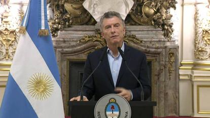 El presidente de Argentina, Mauricio Macri, anuncia que ha iniciado conversaciones con el FMI para recibir apoyo financiero.