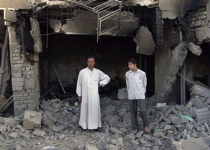 Dos habitantes de Faluya contemplan las ruinas causadas por la batalla mantenida en la madrugada del jueves entre soldados estadounidenses y grupos rebeldes.