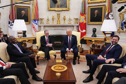 Donald Trump se reúne en el Despacho Oval con el primer ministro británico, Keir Starmer, en febrero pasado.