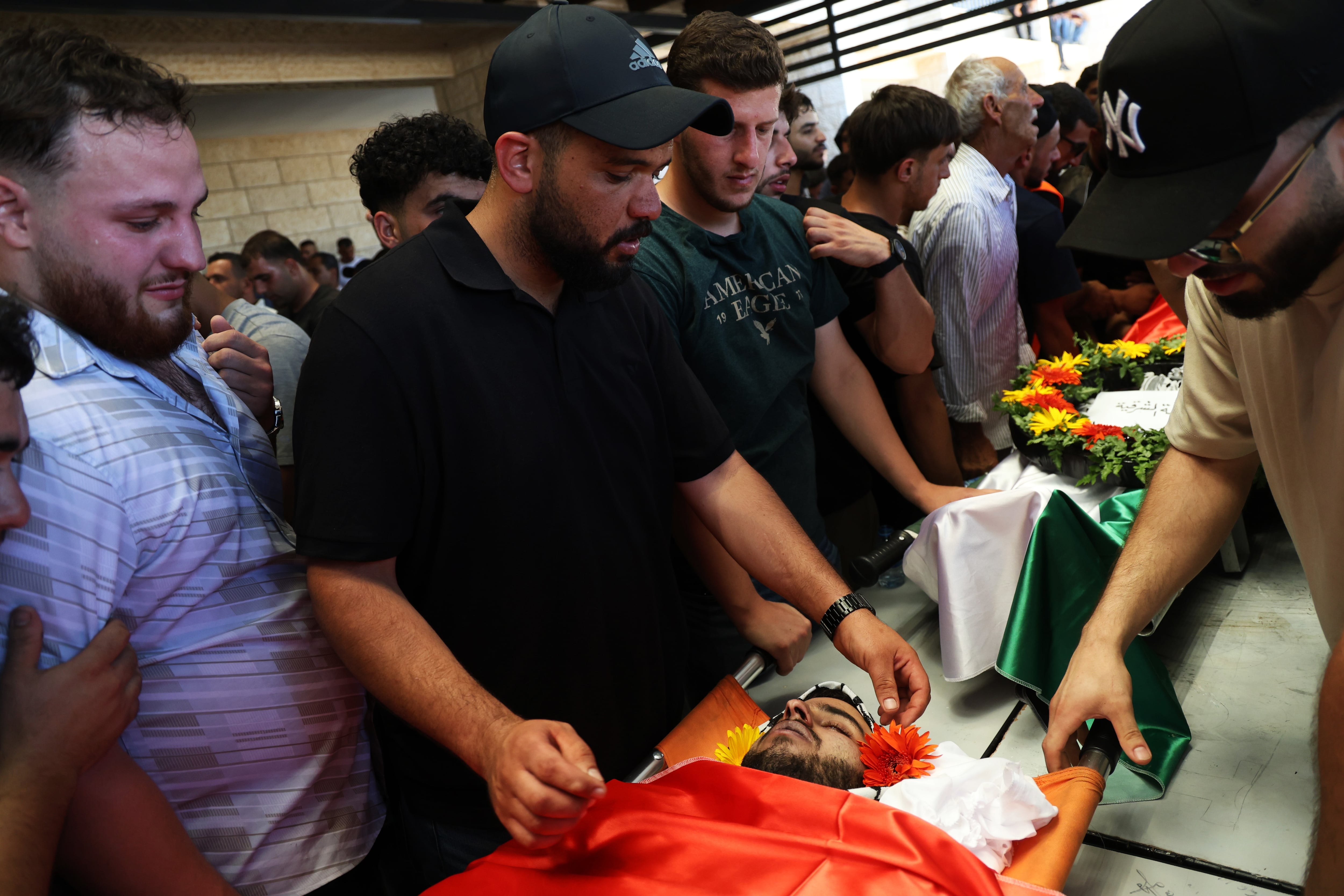 Familiares y amigos se despiden del palestino-estadounidenses Sayfollah Musallet, de 23 años, durante su funeral en Al Mazraa Al Sharqiya, este domingo.