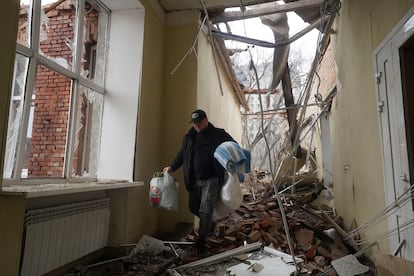 Un hombre camina entre los escombros de un hospital atacado este sábado en Járkov.