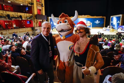 El presentador Ramón García (a la izquierda), la Vaquilla y Wilbur del programa televisivo 'Grand Prix' posan en el Teatro Real de Madrid.
