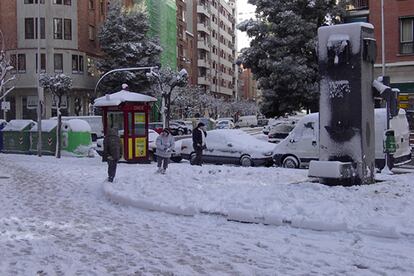 Hasta 15 grados bajo cero han tenido que soportar los habitantes de Logroño. A pesar de ello, el buen humor ha reinado durante la jornada. En la foto, unos niños juegan con la nieve. (JESÚS DEL RÍO)