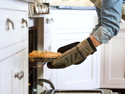 Protegen tus manos del calor a la hora de usar el horno. GETTY IMAGES.