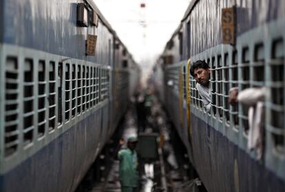 Trenes parados en una estación de Nueva Delhi ante la falta de electricidad.