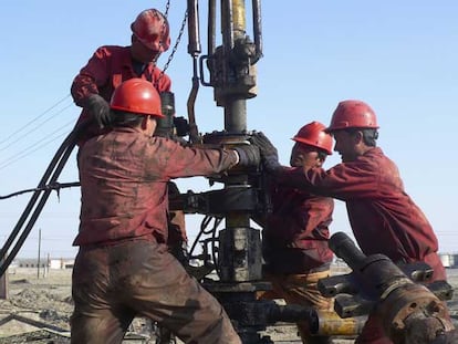 Un grupo de trabajadores de Petrochina en un campo petrolífero del noroeste de China.