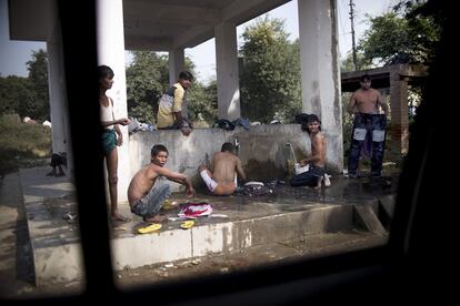 "Agua para limpiar, para purificar y borrar de algún modo la parte del pasado que no merece la pena ser recordado". Un grupo de jóvenes se asean en una fuente comunitaria en su poblado, a las afueras de Agra (India).
