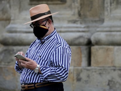 Un hombre usa su teléfono en las calles de Pontevedra, en 2020.