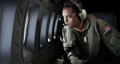 Un oficial de la Fuerza Aérea malasia este viernes durante la operación de búsqueda del B777.