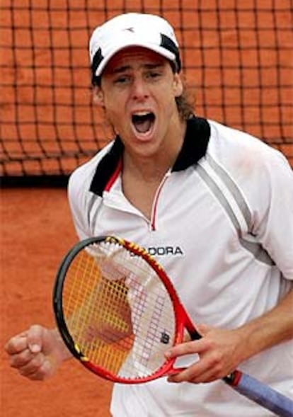 Gaudio celebra la victoria en semifinales de Roland Garros.