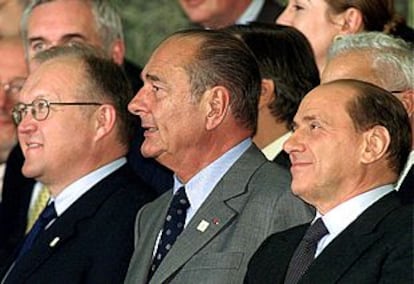 El presidente francés Jacques Chirac, entre Göran Persson y Silvio Berlusconi.
