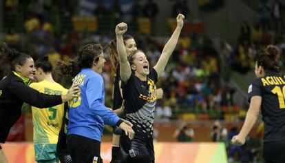 La española Nerea pena (centro) celebra la victoria ante Brasil en balonmano.