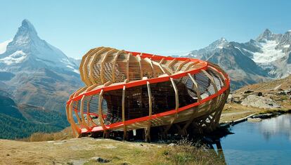Refugio alpino.Este pabellón en los Alpes es una rampa con bucle convertida en mirador. Lo construyeron estudiantes del Alice Studio en Suiza.