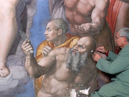 Gianluigi Colalucci, en agosto de 1993 ante uno de los frescos de la Capilla Sixtina.