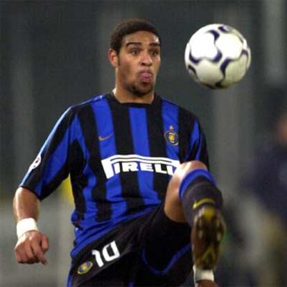 Adriano, en un partido con el Inter.