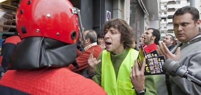 Agentes de la Ertzaintza impiden la actuación de piquetes en unos grandes almacenes en Vitoria.