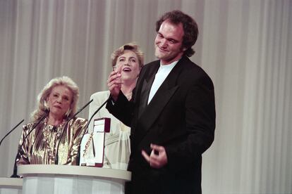 Quentin Tarantino, con Jeanne Moreau  y Kathleen Turner, mira mal a una señora que le gritó mientras recibía la Palma de Oro por 'Pulp Fiction' en Cannes en 1994.