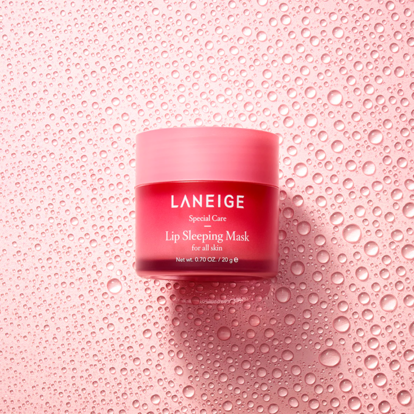 La mascarilla de labios nocturna de Laneige ha aumentado sus ventas en la primera mitad de este año un 1200% respecto al mismo periodo en 2019. Es todo un éxito por su fórmula ligeramente exfoliante que regenera los labios secos.