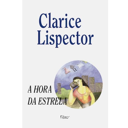 <strong>Por que um homem deve lê-lo.</strong> Porque a prestigiosa filósofa Hélène Cixous considerava essa autora brasileira de origem ucraniana como um exemplo perfeito de “escrita feminina”, uma polêmica categoria estilística. Em todo caso, e filosofia à parte, ‘A Hora da Estrela’ é o texto mais acessível de Lispector e a melhor introdução possível à obra. Sua protagonista, Macabea, é uma migrante perdida no Rio de Janeiro, cuja vida transcorre a meio gás, sem que ela pareça perceber. Conta coisas corriqueiras, mas parecem epopeias. E muito importante: a escrita de Clarice Lispector não se parece com nenhuma outra.