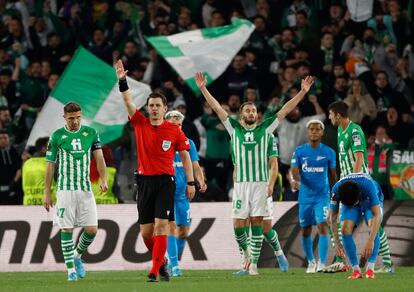 Europa League: El colegiado turco Halil Umut Elmer pita el final del encuentro ante la alegría de los jugadores del Betis