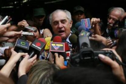 En la imagen el fundador de Globovisión, Guillermo Zuloaga, quien manifestó que seguir con el canal era "inviable". EFE/Archivo
