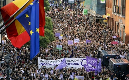 Manifestación de mujeres en Madrid frente al ministerio de Justicia, el 22 de junio de 2018, tras conocerse la decisión judicial de poner en libertad a los miembros de La Manada.