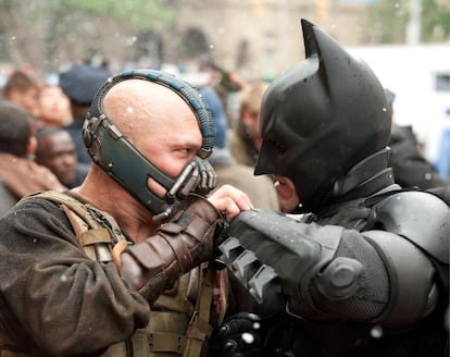 Hardy actúa con la sutileza y los matices de los actores de los actores clásicos, es capaz de dotar de significado a un cachas que pelea contra Batman. Para interpretar el papel de Bane se inspiró en la forma de hablar de un gitano irlandés.