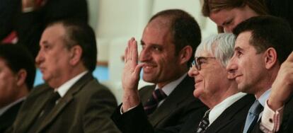 Bernie Ecclestone, en el centro, saluda en la presentaci&oacute;n de la F-1 en Valencia franqueado por Francisco Camps y Jorge Mart&iacute;nez Aspar.