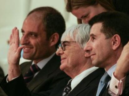 Bernie Ecclestone, en el centro, saluda en la presentaci&oacute;n de la F-1 en Valencia franqueado por Francisco Camps y Jorge Mart&iacute;nez Aspar.