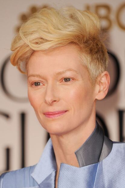 Tilda Swinton, a lo Bowie. Es rara y nos gusta.