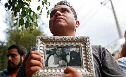 Un vecino del barrio de Clavería (Ciudad de México) sostiene una foto con José José.